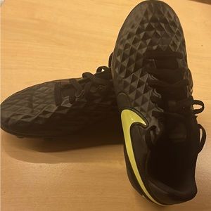 Black/neon yellow 4y nike tiempe soccer cleats.